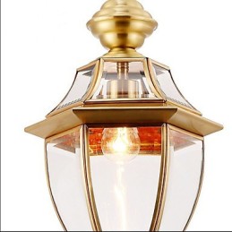 Lámpara colgante pequeña estilo country americano, de cobre y vidrio simple.