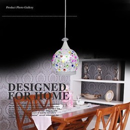Lámpara colgante de estilo moderno de cristal con acabado envejecido.