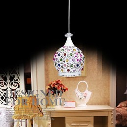 Lámpara colgante de estilo moderno de cristal con acabado envejecido.