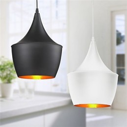 Lámpara colgante retro vintage Tom Dixon Design, color blanco y negro, tipo cafetería.