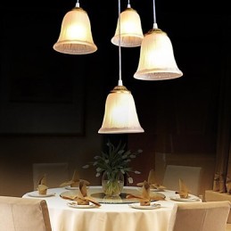 Lámpara colgante de bronce con cuatro luces y pantalla de cristal, estilo retro clásico europeo.