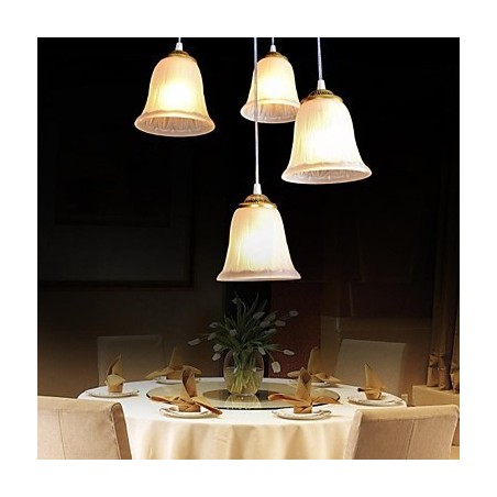 Lámpara colgante de bronce con cuatro luces y pantalla de cristal, estilo retro clásico europeo. Lámpara colgante de bronce con cuatro luces y pantalla de cristal, estilo retro clásico europeo.