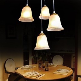 Lámpara colgante de bronce con cuatro luces y pantalla de cristal, estilo retro clásico europeo.