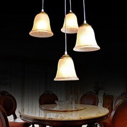 Lámpara colgante de bronce con cuatro luces y pantalla de cristal, estilo retro clásico europeo.
