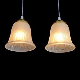 Lámpara colgante de bronce con cuatro luces y pantalla de cristal, estilo retro clásico europeo.
