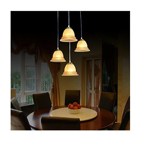Lámpara colgante de cuatro luces de bronce estilo europeo retro clásico. Lámpara colgante de cuatro luces de bronce estilo europeo retro clásico.
