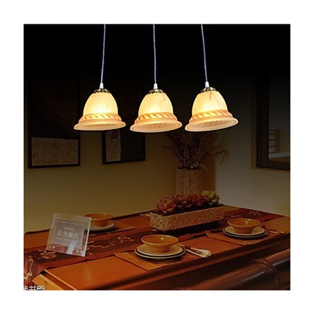 Lámpara colgante de tres luces de bronce estilo europeo retro clásico. Lámpara colgante de tres luces de bronce estilo europeo retro clásico.