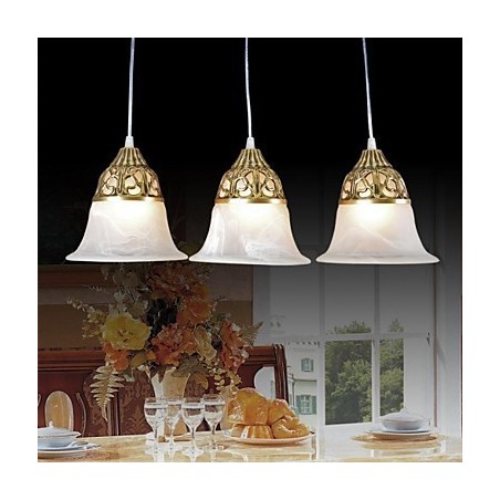 Lámpara colgante de bronce de tres luces con cristal muaré, estilo clásico europeo. Lámpara colgante de bronce de tres luces con cristal muaré, estilo clásico europeo.