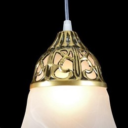 Lámpara colgante de bronce de tres luces con cristal muaré, estilo clásico europeo.