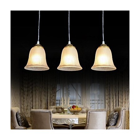 Lámpara colgante de bronce con tres luces y pantalla de cristal, estilo retro clásico europeo. Lámpara colgante de bronce con tres luces y pantalla de cristal, estilo retro clásico europeo.