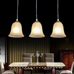 Lámpara colgante de bronce con tres luces y pantalla de cristal, estilo retro clásico europeo.