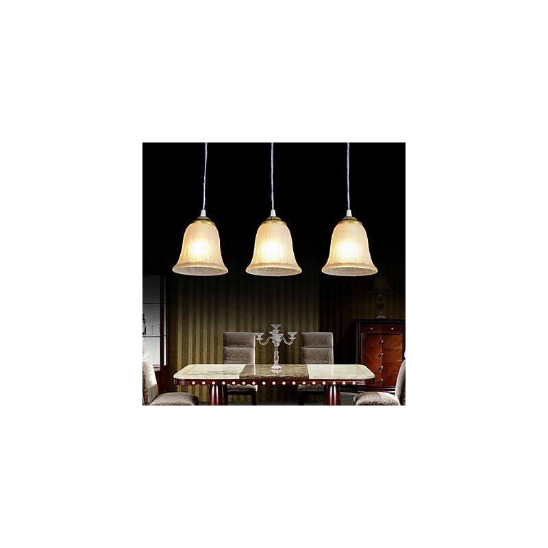 Lámpara colgante de bronce con tres luces y pantalla de cristal, estilo retro clásico europeo.
