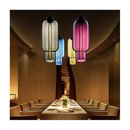 Lámpara colgante de cristal de una sola cabeza, estilo retro y creativo, en una cafetería con pecera. Lámpara colgante de cristal de una sola cabeza, estilo retro y creativo, en una cafetería con pecera.