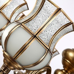 Lámpara de araña tradicional clásica rústica de metal.