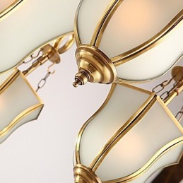 Lámpara de araña tradicional clásica rústica de metal.