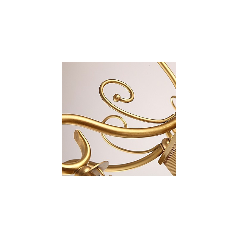 Lámpara de araña tradicional clásica rústica de metal.