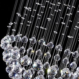Lámpara colgante moderna de cristal de 5 luces con dosel plateado y globo de cristal transparente.