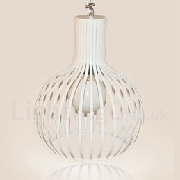 Lámpara colgante moderna y contemporánea de metal con una luz en forma de globo