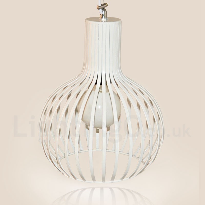Lámpara colgante moderna y contemporánea de metal con una luz en forma de globo