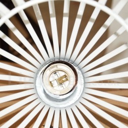 Lámpara colgante moderna y contemporánea de metal con una luz en forma de globo