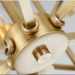 Lámpara de araña de metal con diseño de farol de latón