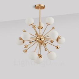 Lámpara de techo moderna contemporánea de 11 luces con baño de cobre y pantalla de cristal con forma de bola blanca.