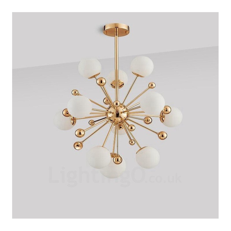 Lámpara de techo moderna contemporánea de 11 luces con baño de cobre y pantalla de cristal con forma de bola blanca.