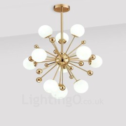 Lámpara de techo moderna contemporánea de 11 luces con baño de cobre y pantalla de cristal con forma de bola blanca.