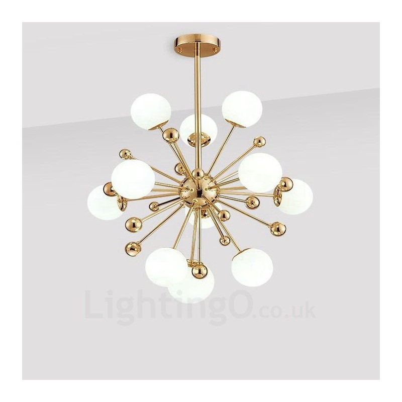 Lámpara de techo moderna contemporánea de 11 luces con baño de cobre y pantalla de cristal con forma de bola blanca.