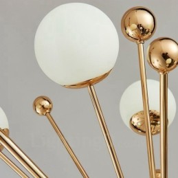 Lámpara de techo moderna contemporánea de 11 luces con baño de cobre y pantalla de cristal con forma de bola blanca.