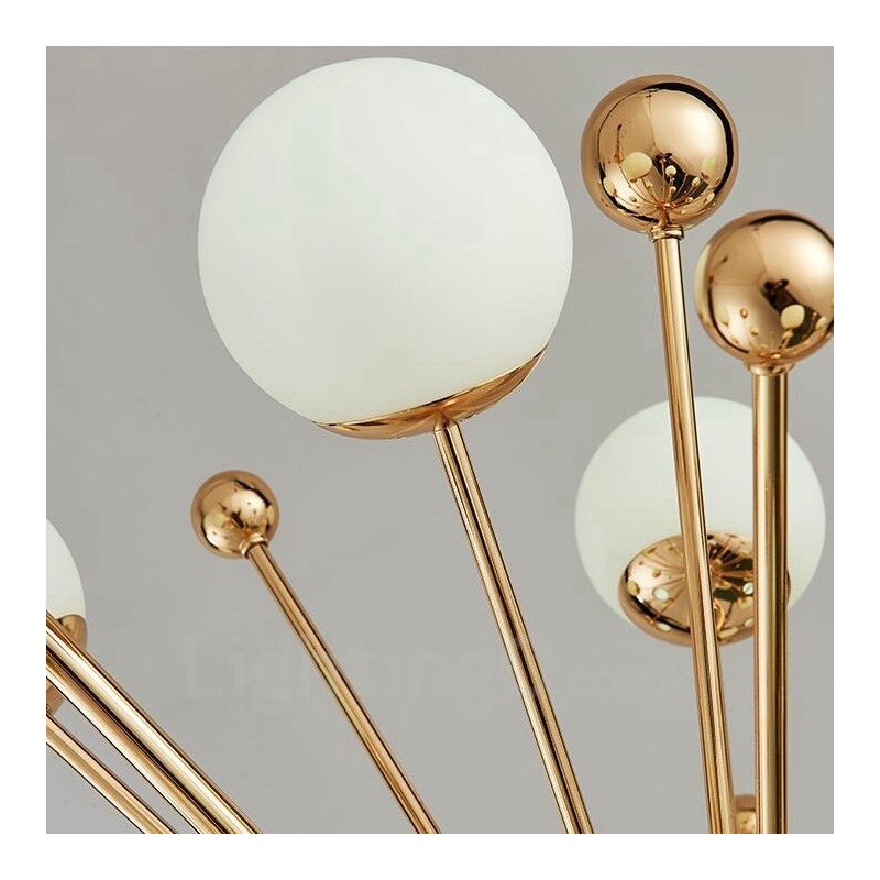 Lámpara de techo moderna contemporánea de 11 luces con baño de cobre y pantalla de cristal con forma de bola blanca.