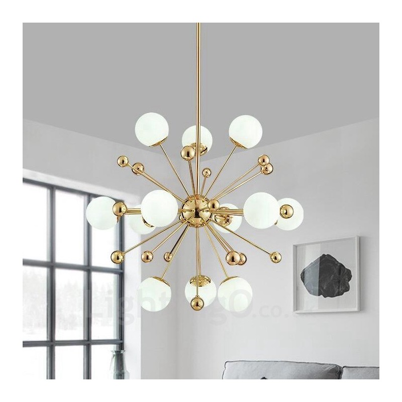 Lámpara de techo moderna contemporánea de 12 luces con baño de cobre y pantalla de cristal con forma de bola blanca.