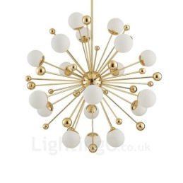 Lámpara de techo moderna y contemporánea de 18 luces con revestimiento de cobre y pantalla de cristal con forma de bola blanca.