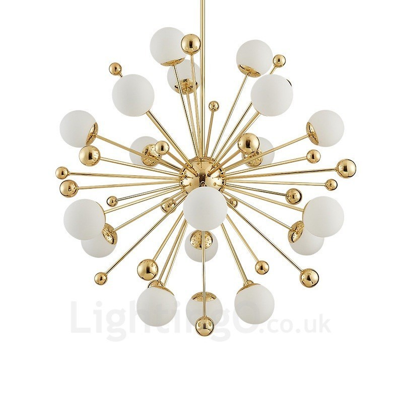 Lámpara de techo moderna y contemporánea de 18 luces con revestimiento de cobre y pantalla de cristal con forma de bola blanca.