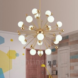 Lámpara de techo moderna y contemporánea de 18 luces con revestimiento de cobre y pantalla de cristal con forma de bola blanca.