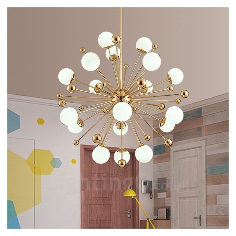 Lámpara de techo moderna y contemporánea de 18 luces con revestimiento de cobre y pantalla de cristal con forma de bola blanca.