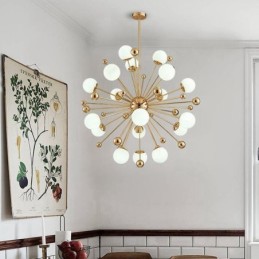 Lámpara de techo moderna y contemporánea de 18 luces con revestimiento de cobre y pantalla de cristal con forma de bola blanca.
