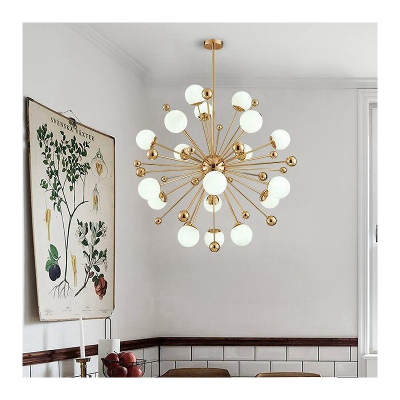 Lámpara de techo moderna y contemporánea de 18 luces con revestimiento de cobre y pantalla de cristal con forma de bola blanca.