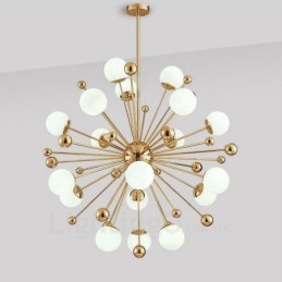 Lámpara de techo moderna y contemporánea de 18 luces con revestimiento de cobre y pantalla de cristal con forma de bola blanca.