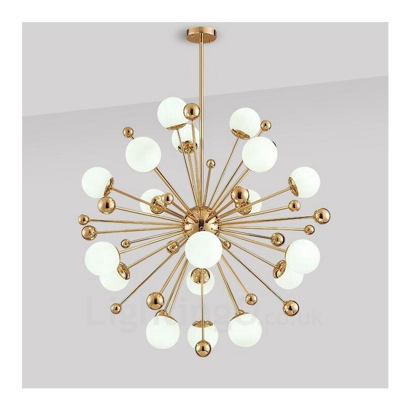 Lámpara de techo moderna y contemporánea de 18 luces con revestimiento de cobre y pantalla de cristal con forma de bola blanca.