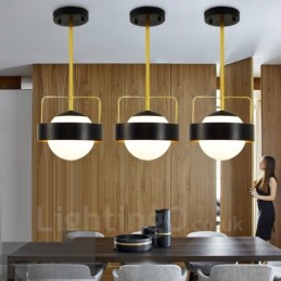 Lámpara de techo moderna contemporánea de 1 luz, lámpara colgante con baño de cobre y pantalla de cristal esférico blanco y negro.