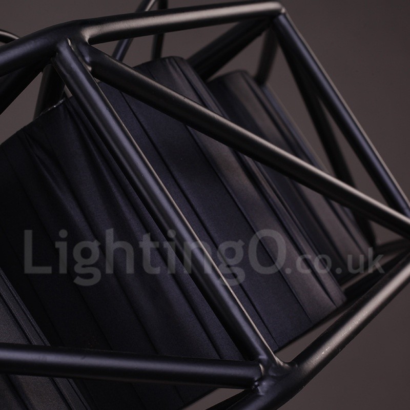 Lámpara colgante de acero de estilo industrial para tienda.