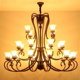 Lámpara de araña de metal con 24 luces y pantallas de cristal para techo alto, estilo vintage de isla campestre.