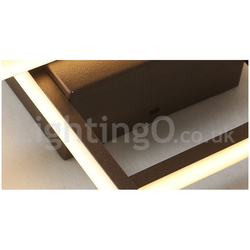 Lámpara de techo moderna y contemporánea de aluminio con acabado en pintura, empotrada con regulador de intensidad remoto. También se puede usar como lámpara de pared.