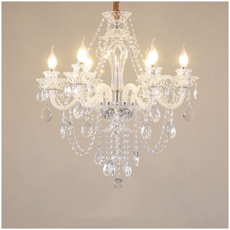 Candelabro de cristal transparente de 6 luces con diseño especial y brazos blancos
