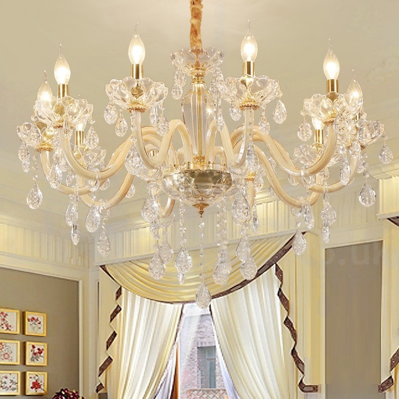 Candelabro dorado con candelabro de cristal transparente