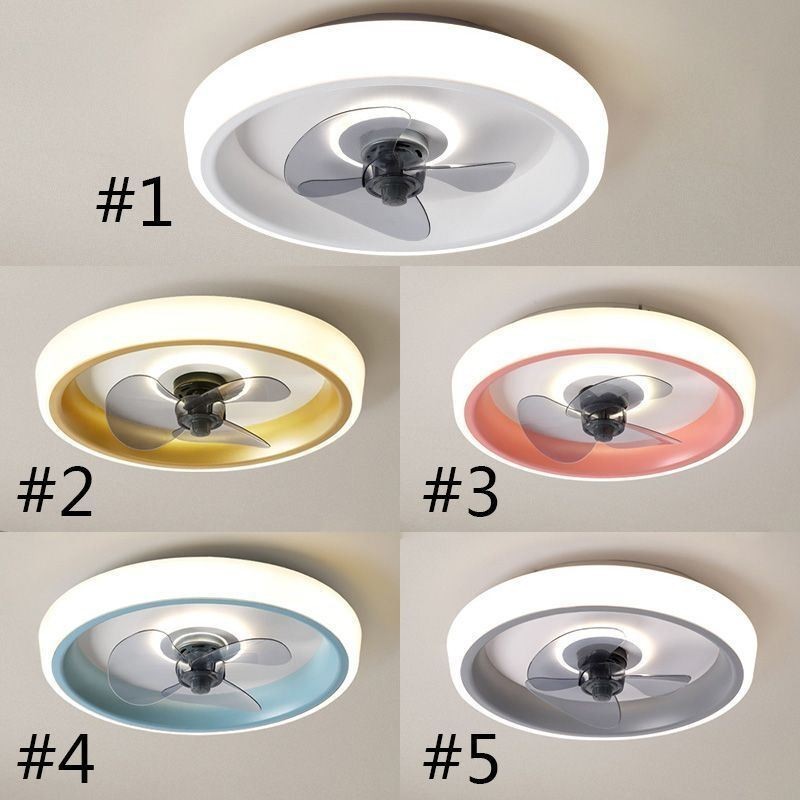 Ventilador de techo moderno con luces y control remoto.
