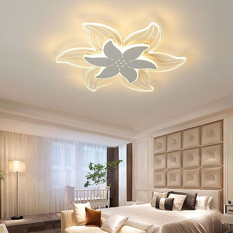 Lámpara de techo empotrada con forma de flor, elegante y decorativa.