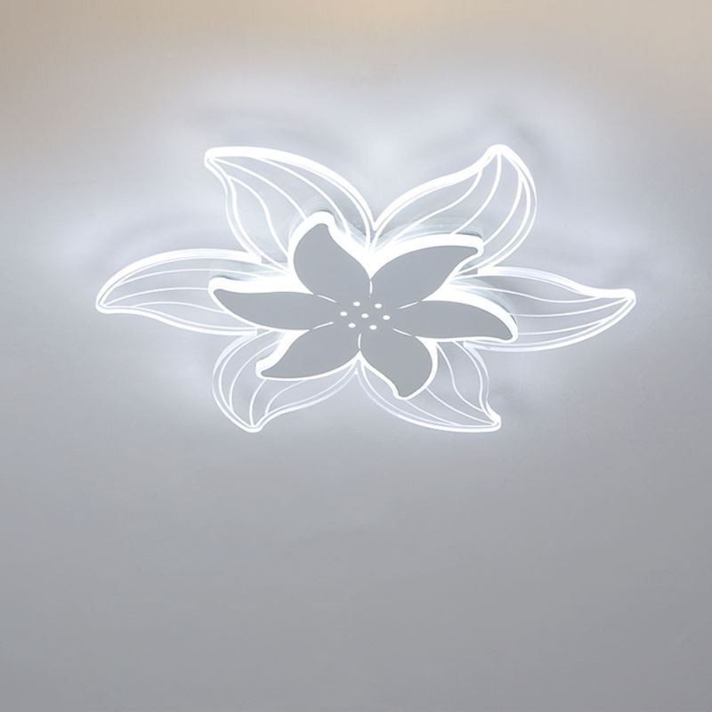 Lámpara de techo empotrada con forma de flor, elegante y decorativa.