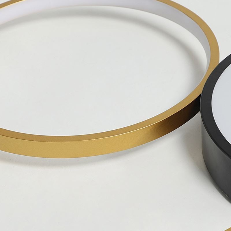 Lámpara de techo empotrada de 4 anillos con pantalla negra y dorada única.